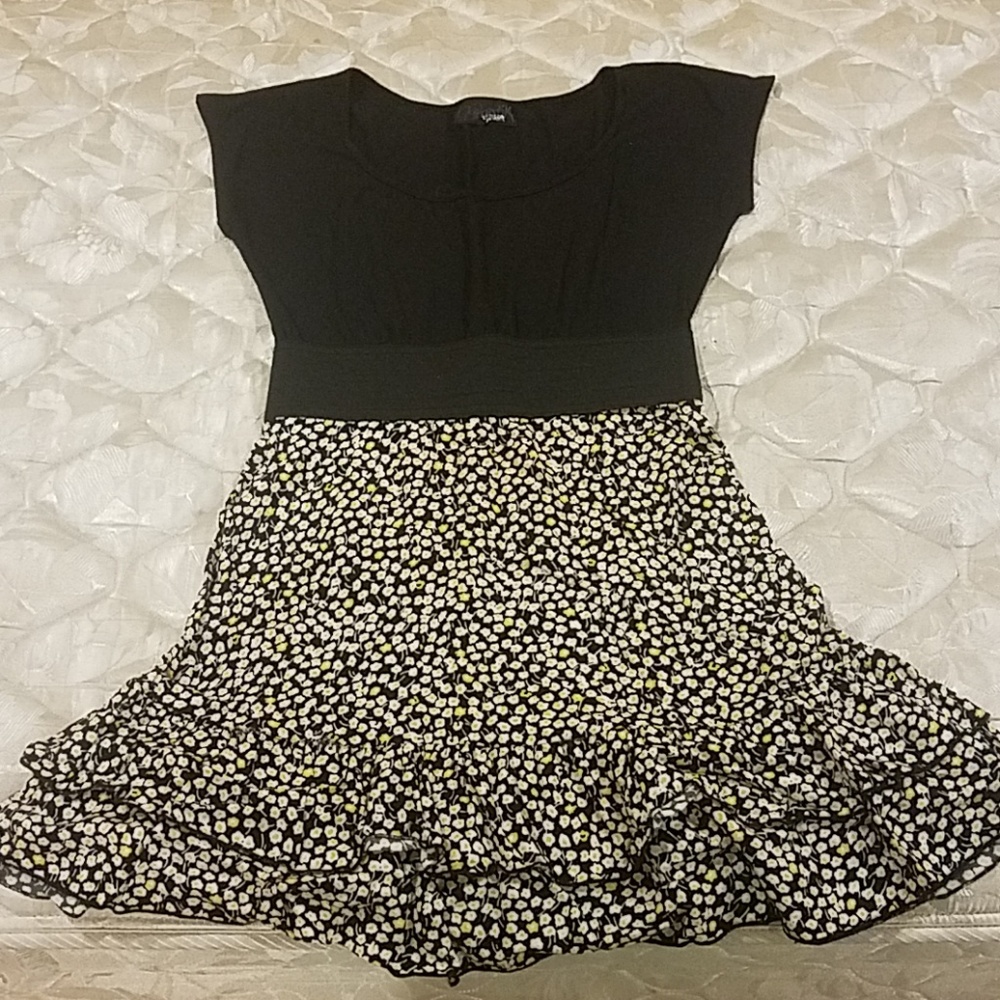 [Hypnotik] Black and Flower-Patterned Belt Dress